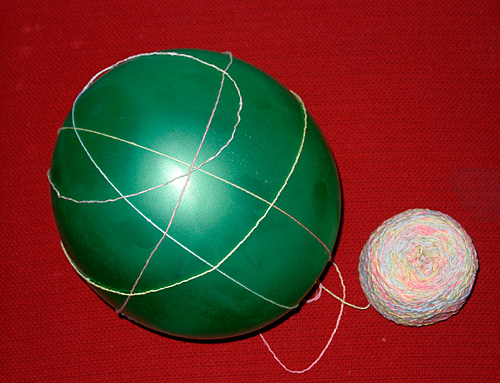 Алюминиевый шар на нити. Поделки из вытянутого шара. Достаньте шар из ёмкости. Извлекают шар из корзины с чёрными и белыми шарами. Из коробки в которой лежат разноцветные шары вынимают на удачу 1 шар.